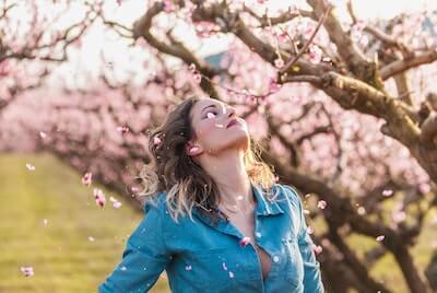 桜の花見をする女性