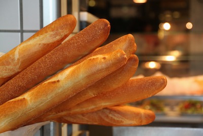フランスパンのバゲットが並ぶ店頭