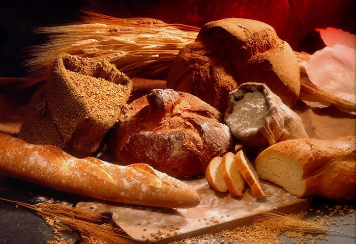 いろんな種類のパンが並ぶ机