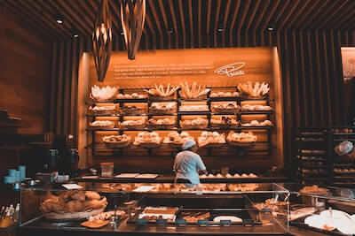 パンが多く並ぶパン屋