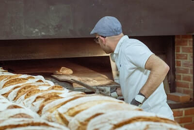 窯でパンを焼く職人