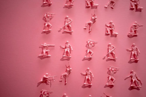 ピンクの壁に貼られたさまざまな形のフィギュア