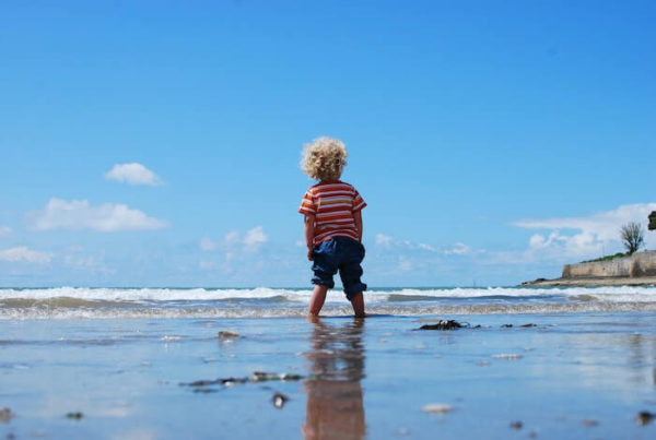 浜辺で遊ぶ1人の子供
