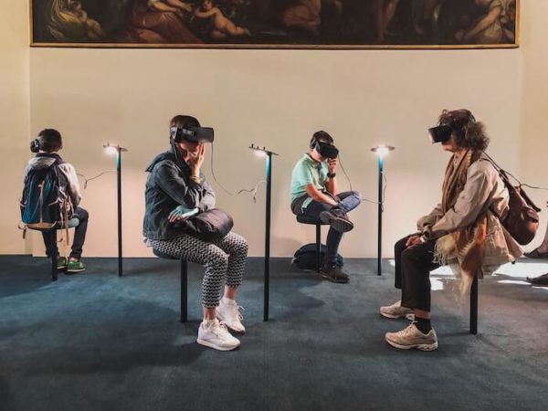 VRを楽しむ人々
