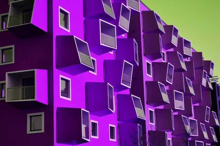 紫のデザイナーズマンションの外観