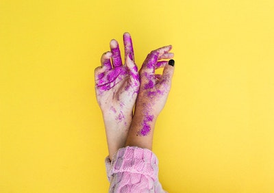 紫のラメがついた女性の手