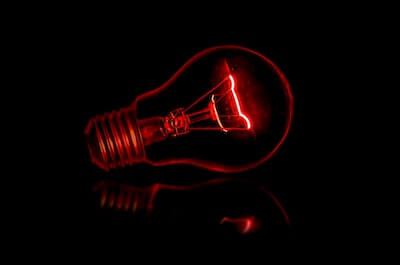 赤い光の電球