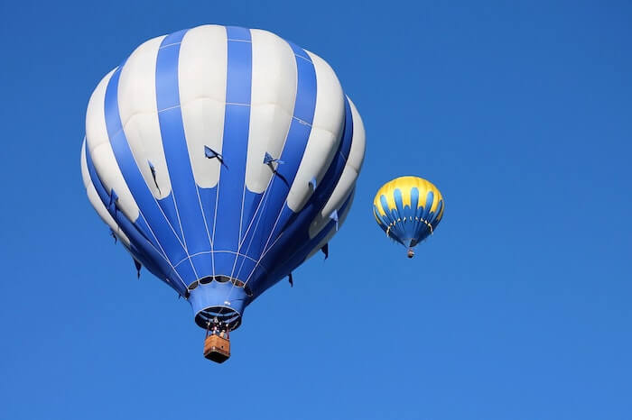 青空に浮かぶ熱気球