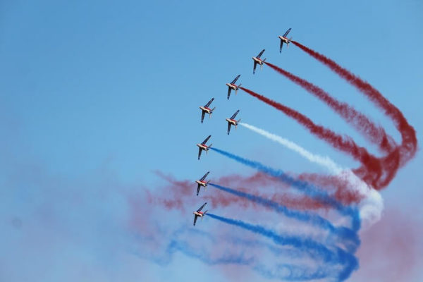 フランス国旗を描く戦闘機