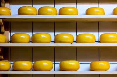 棚で熟成中のゴーダチーズ