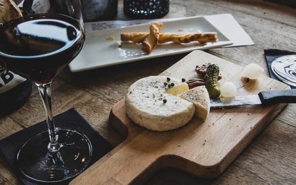テーブルの上のチーズとワイン