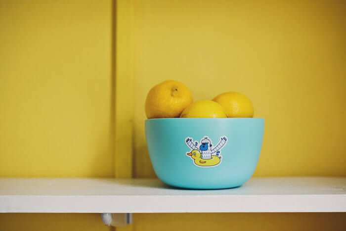 水色のバスケットに盛られたレモン