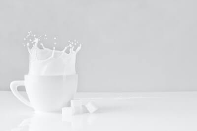 乳白色の背景の牛乳