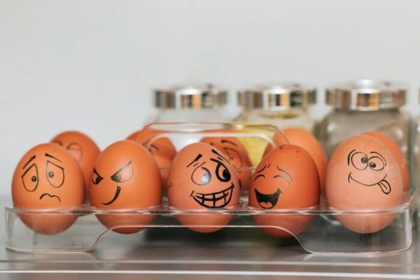 冷蔵庫の中の顔を描いた卵