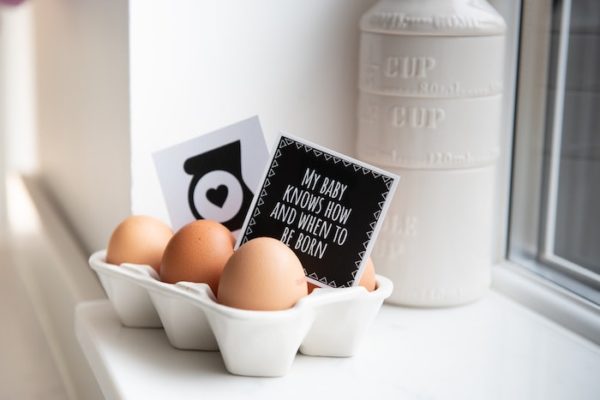 窓際にメッセージと共に置かれた卵