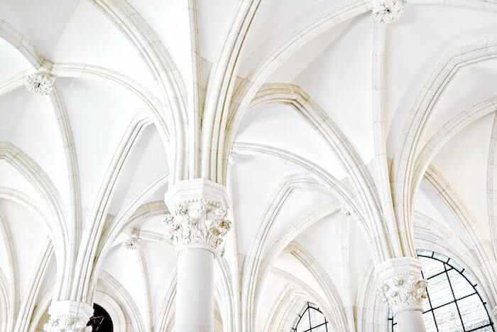 白い聖堂の球体の天井