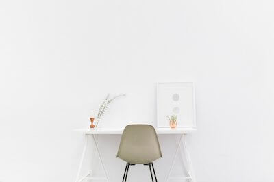 白い壁の部屋のデスクと椅子