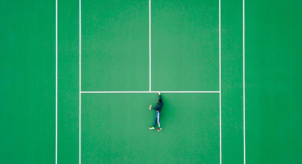 人工芝で緑色のテニスコート