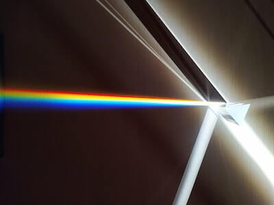 プリズマに反射した虹色の光