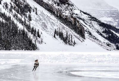 氷の張った湖でアイススケートする女性