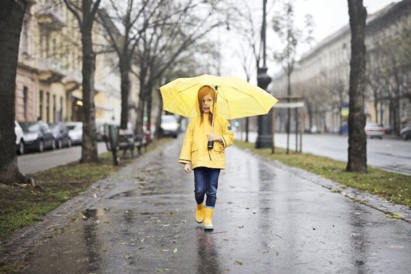 黄色い傘、レインコートと長靴の女の子