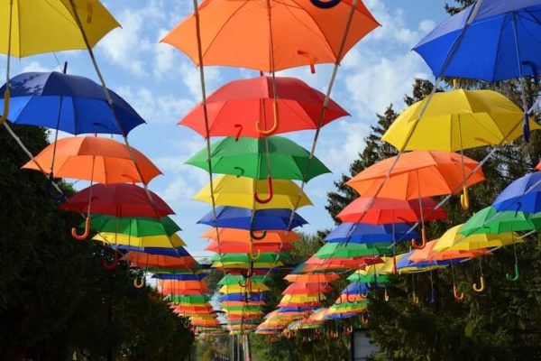 空中に並べられたカラフルな傘
