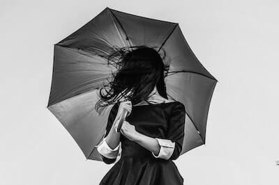 傘をさす女性