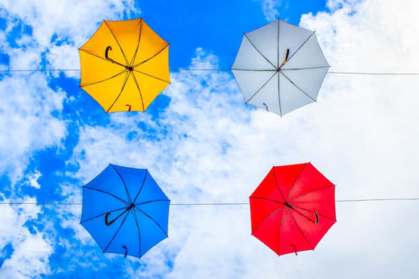 青空に映える４色の傘