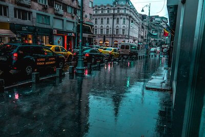 小雨の降る街並み