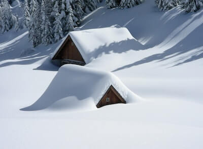 豪雪に埋まった家の屋根