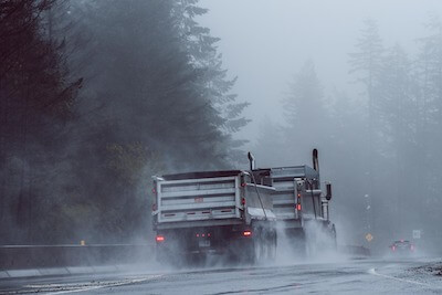 霧雨の中を走るトラック