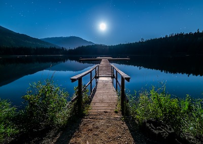 月明かりに照らされた湖と桟橋