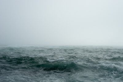 霧が出て波が荒れ始めた海