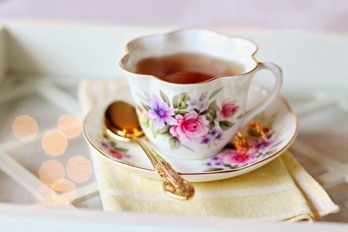 花柄のティーカップの紅茶