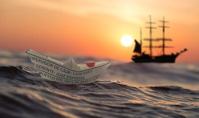 夕暮れの海に浮かぶ帆船