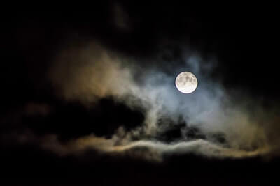 雲に隠れる月