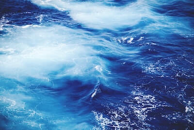 青い海と潮の渦