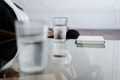 机の上のグラスの水
