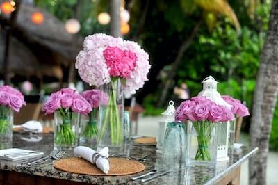 テーブルの上に飾られたデコレートされたバラ