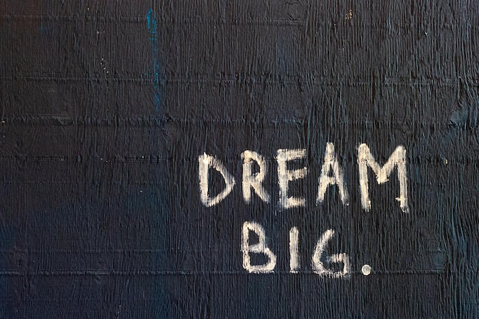 Dream Bigと書かれた壁