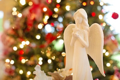 クリスマスツリーと白い天使の人形