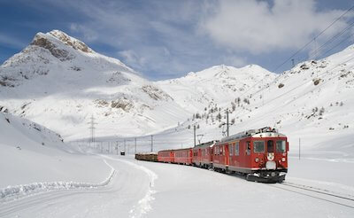 雪の中を走る列車
