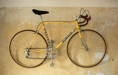 壁の前に置かれた黄色い自転車
