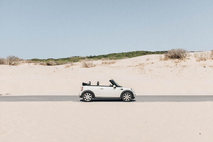 白い砂の草原のオープンカー