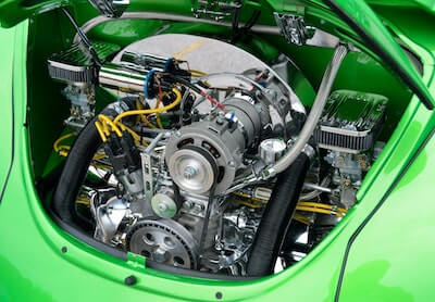 緑色の車のエンジン