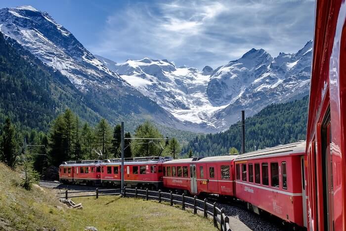 山間を走る赤い列車