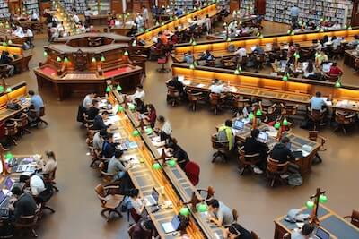 図書館で勉強している学生