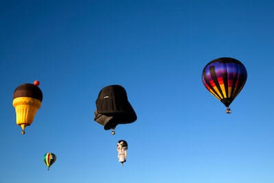 空に浮かぶキャラクターの気球