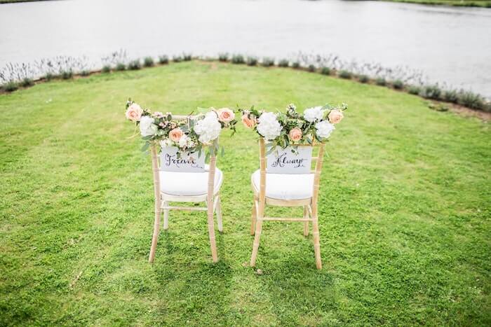 花で飾られた2つの椅子