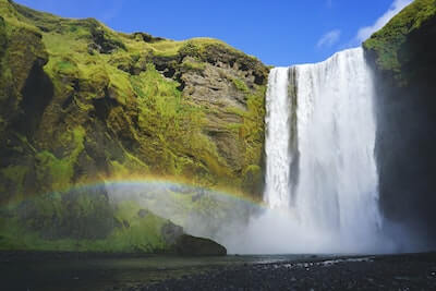 滝と水しぶきの虹